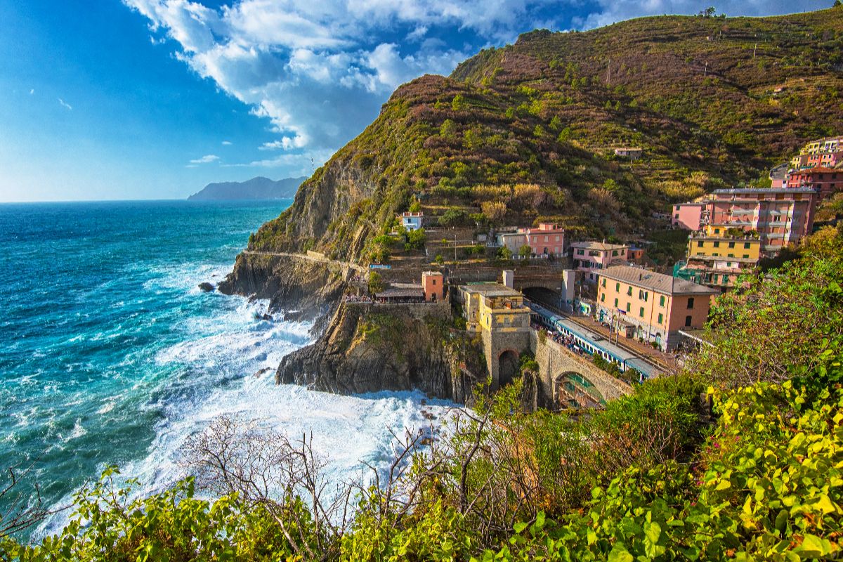 Ecco quanto costa viaggiare in treno nelle Cinque Terre per l'estate 2026: prezzi e orari