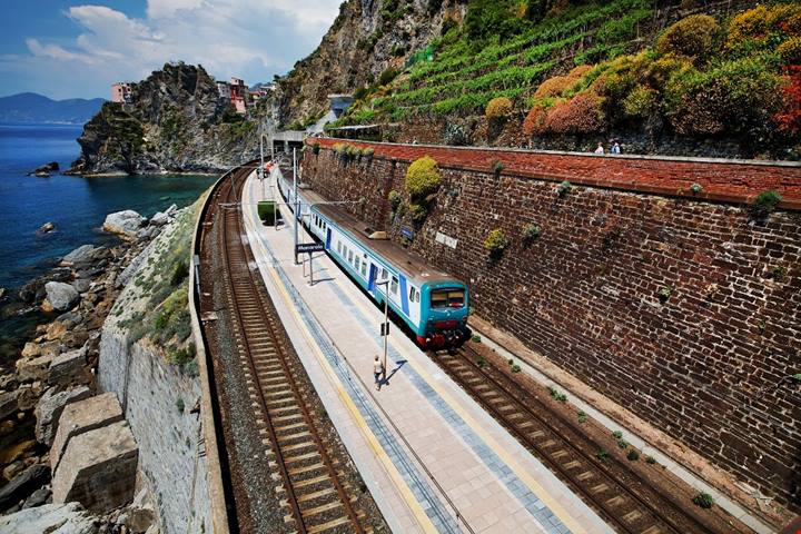 Ecco quanto costa viaggiare in treno nelle Cinque Terre per l'estate 2026: prezzi e orari