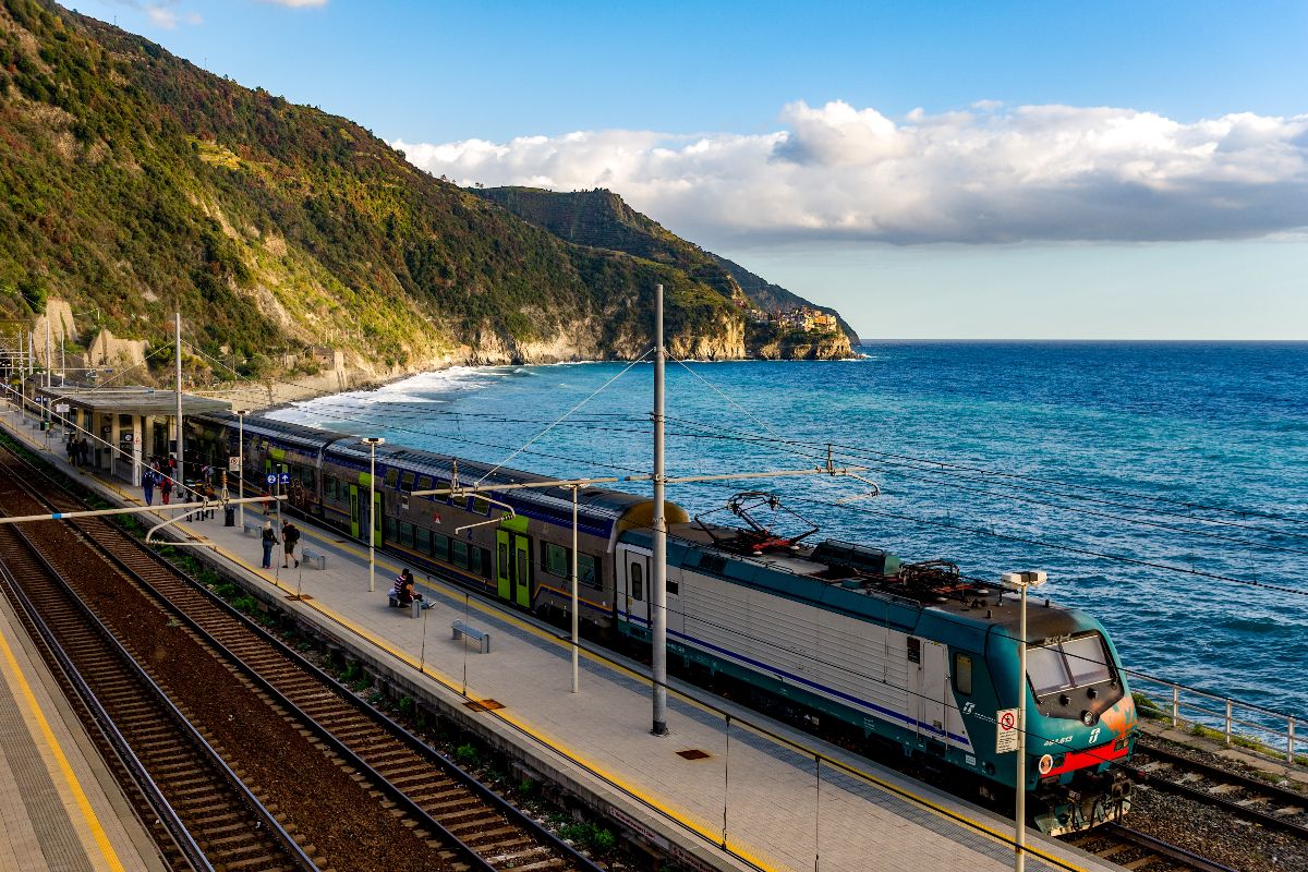 Ecco quanto costa viaggiare in treno nelle Cinque Terre per l'estate 2026: prezzi e orari