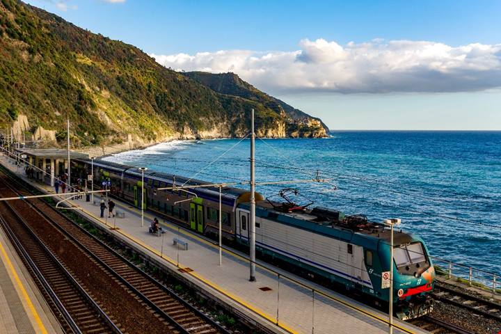 Ecco quanto costa viaggiare in treno nelle Cinque Terre per l'estate 2026: prezzi e orari