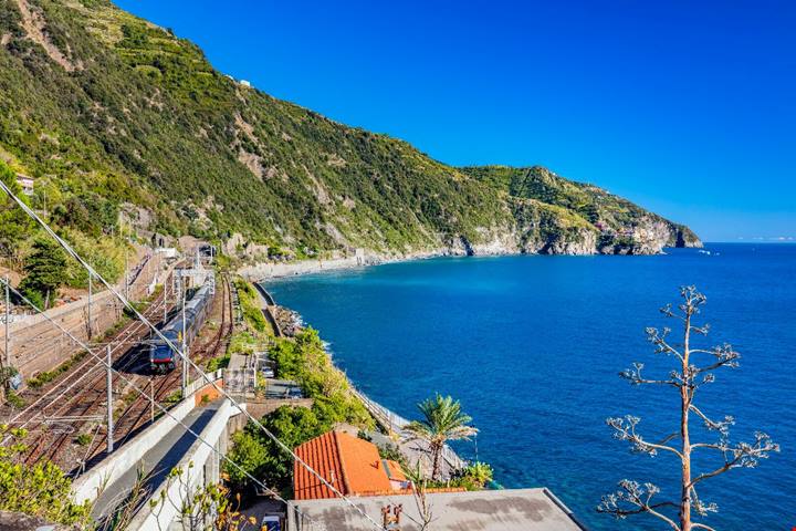 Ecco quanto costa viaggiare in treno nelle Cinque Terre per l'estate 2026: prezzi e orari