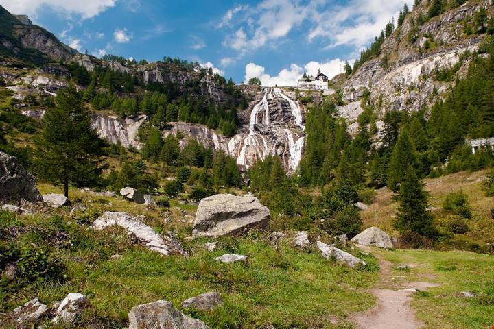 Tra le montagne del Piemonte c'è una delle cascate più alte d'Europa: è uno spettacolo impressionante