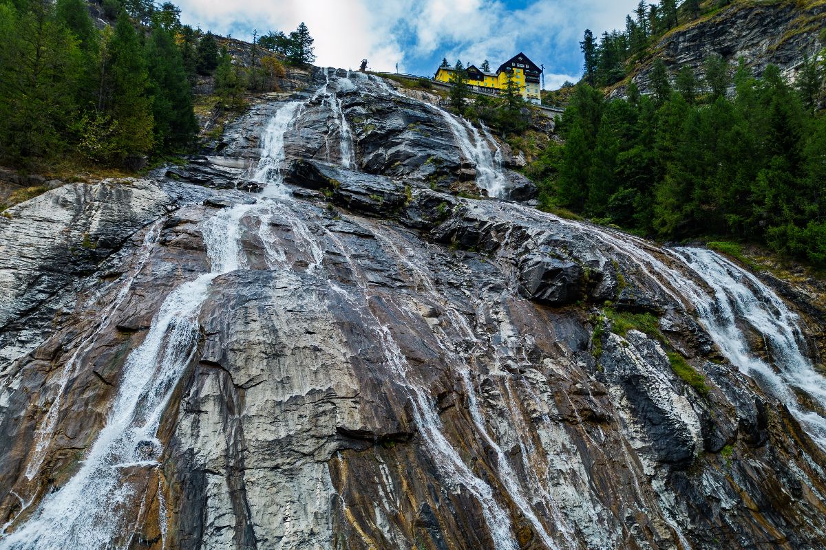 Tra le montagne del Piemonte c'è una delle cascate più alte d'Europa: è uno spettacolo impressionante