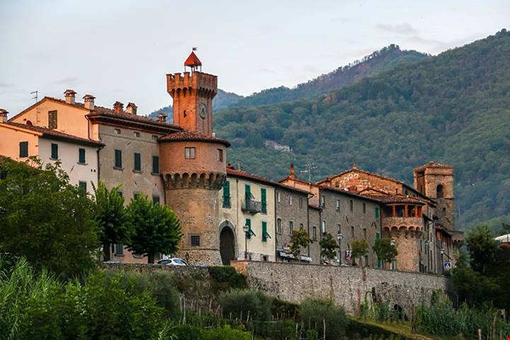 Scolpito tra le rocce della Toscana, è il santuario delle meraviglie che esiste da ormai oltre 300 anni