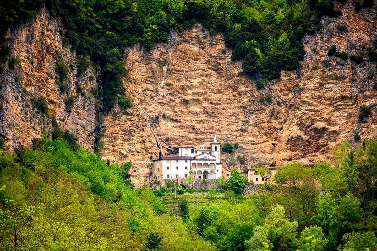 Scolpito tra le rocce della Toscana, è il santuario delle meraviglie che esiste da ormai oltre 300 anni