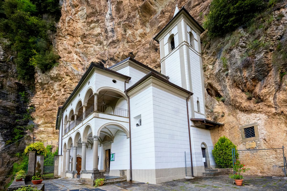Scolpito tra le rocce della Toscana, è il santuario delle meraviglie che esiste da ormai oltre 300 anni