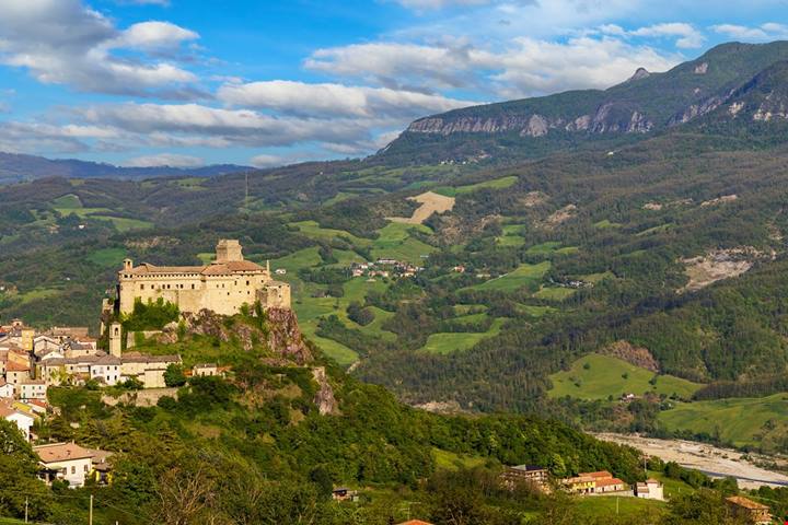 1000 anni e non sentirli: il castello vicino Parma che per secoli ha accolto pellegrini e commercianti