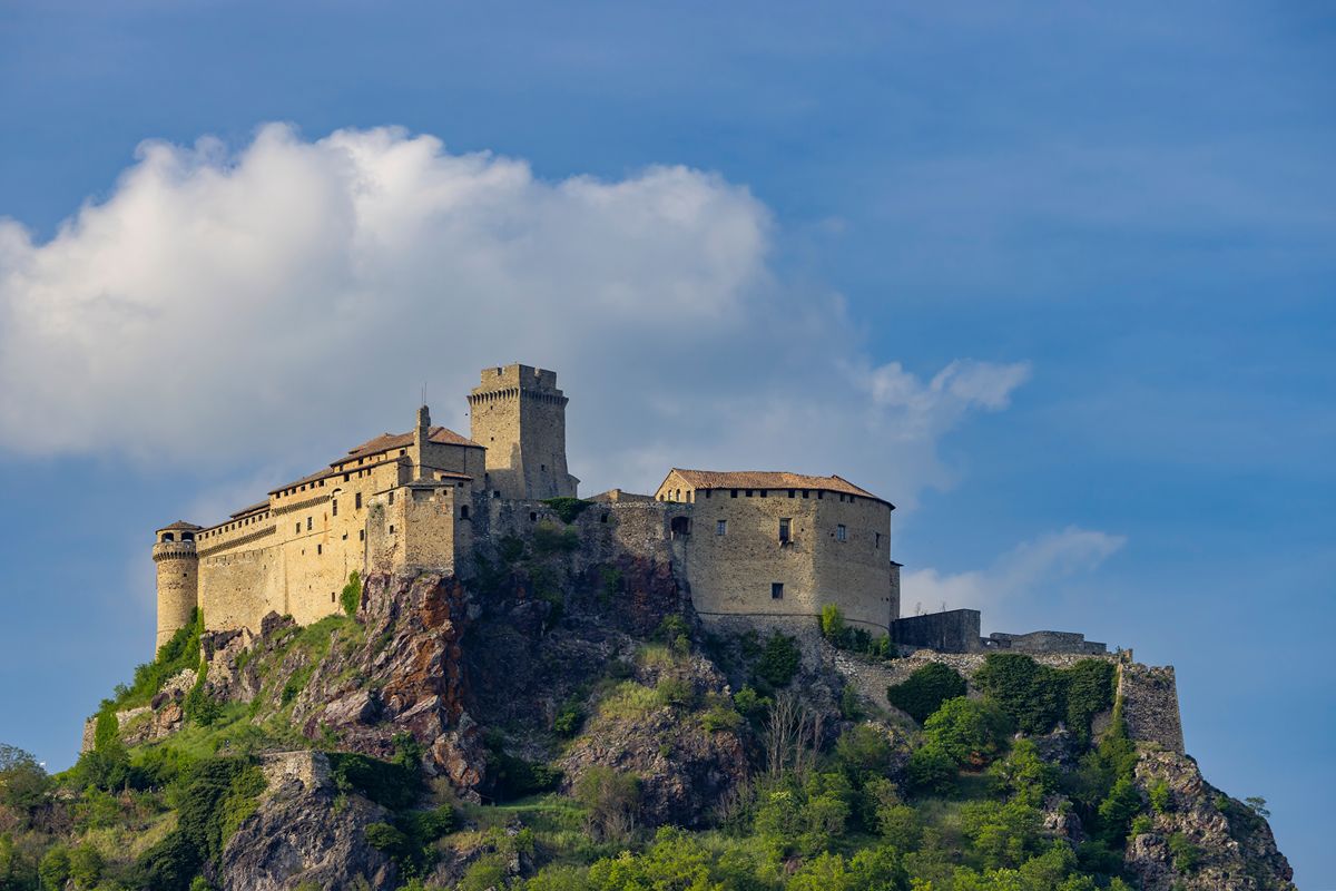 1000 anni e non sentirli: il castello vicino Parma che per secoli ha accolto pellegrini e commercianti