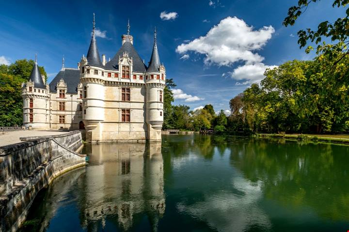 Sembra galleggiare sull'acqua: è il castello a due ore dalla Capitale con un segreto architettonico unico al mondo