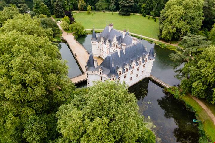 Sembra galleggiare sull'acqua: è il castello a due ore dalla Capitale con un segreto architettonico unico al mondo
