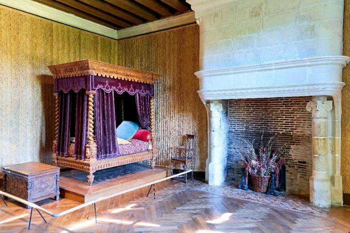 Sembra galleggiare sull'acqua: è il castello a due ore dalla Capitale con un segreto architettonico unico al mondo