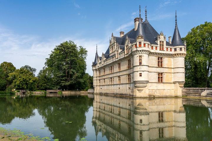 Sembra galleggiare sull'acqua: è il castello a due ore dalla Capitale con un segreto architettonico unico al mondo