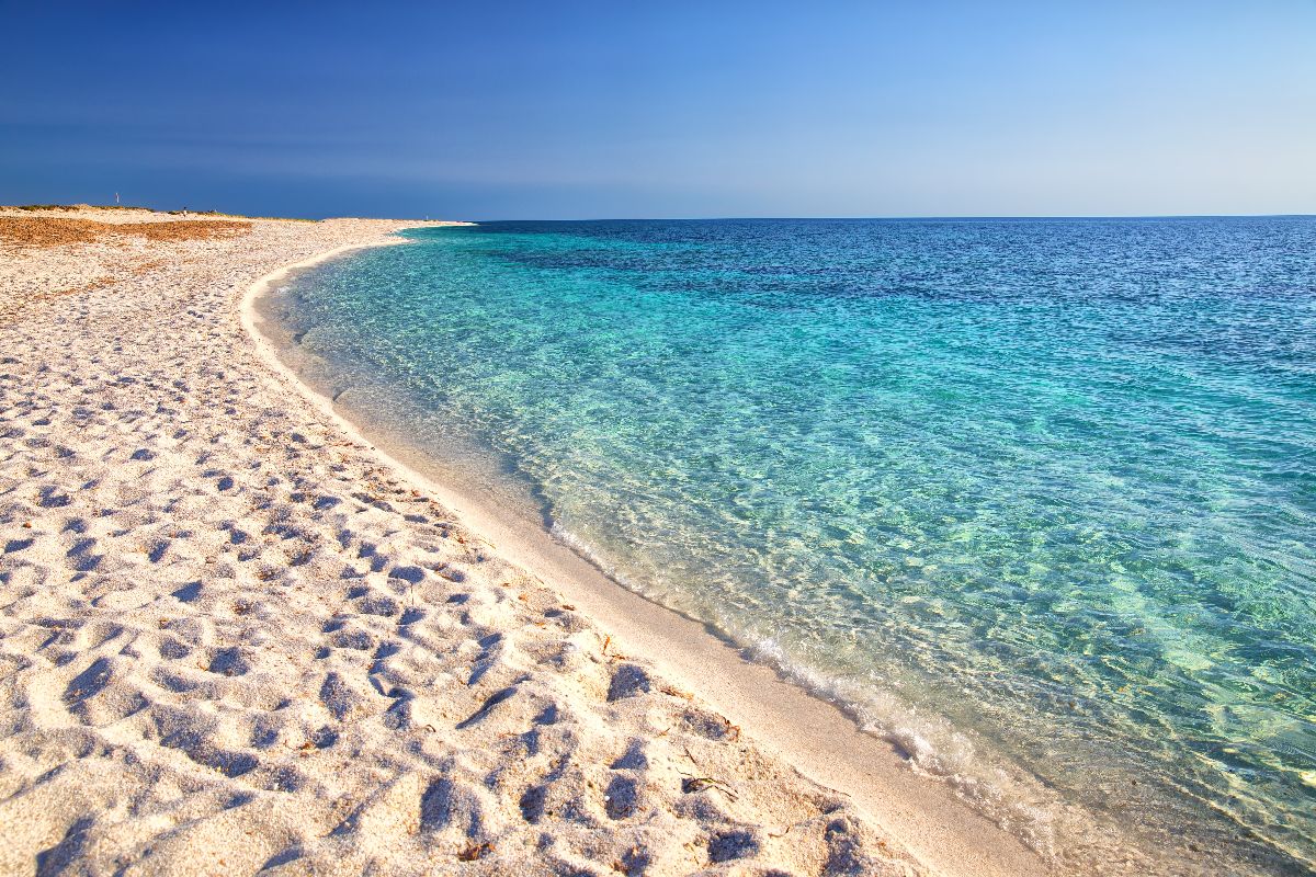 Una spiaggia fatta di... chicchi di riso: in Sardegna c'è uno dei lidi più bianchi di tutto il Mediterraneo