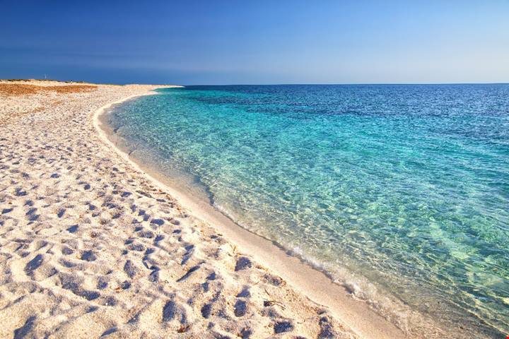 Una spiaggia fatta di... chicchi di riso: in Sardegna c'è uno dei lidi più bianchi di tutto il Mediterraneo