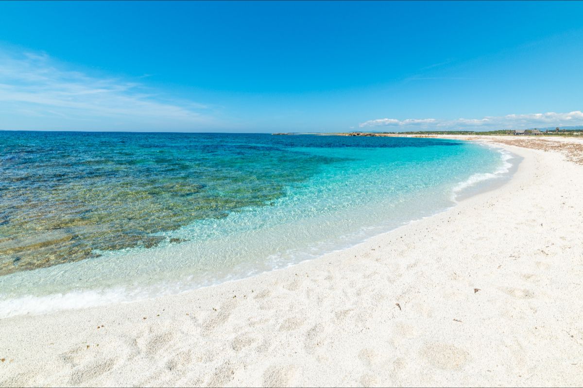 Una spiaggia fatta di... chicchi di riso: in Sardegna c'è uno dei lidi più bianchi di tutto il Mediterraneo