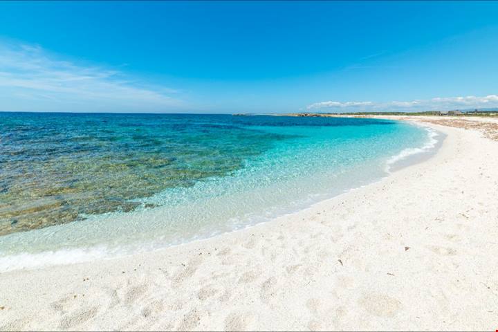 Una spiaggia fatta di... chicchi di riso: in Sardegna c'è uno dei lidi più bianchi di tutto il Mediterraneo