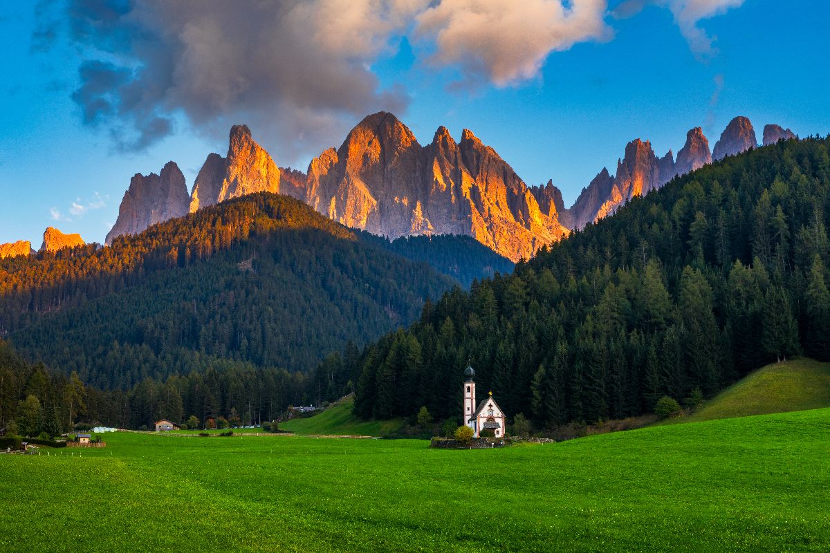 È la chiesetta più fotografata delle Alpi: ai piedi delle Odle c'è il luogo della fede a cui tutti dedicano uno scatto