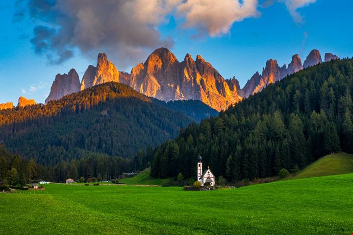 È la chiesetta più fotografata delle Alpi: ai piedi delle Odle c'è il luogo della fede a cui tutti dedicano uno scatto