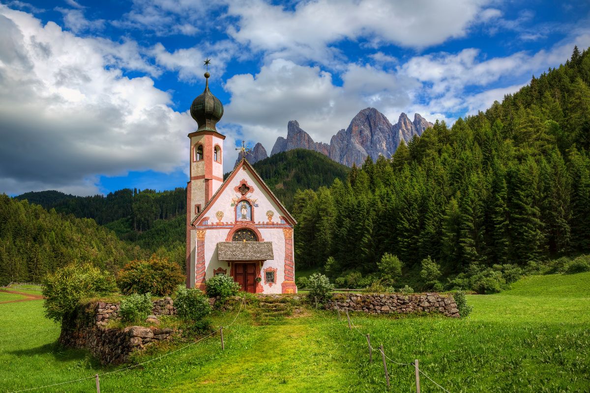 È la chiesetta più fotografata delle Alpi: ai piedi delle Odle c'è il luogo della fede a cui tutti dedicano uno scatto