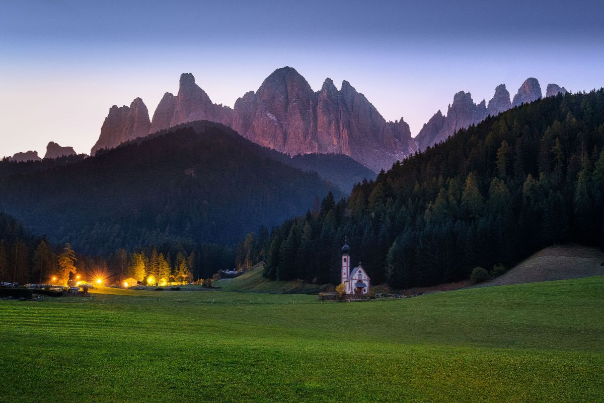 È la chiesetta più fotografata delle Alpi: ai piedi delle Odle c'è il luogo della fede a cui tutti dedicano uno scatto