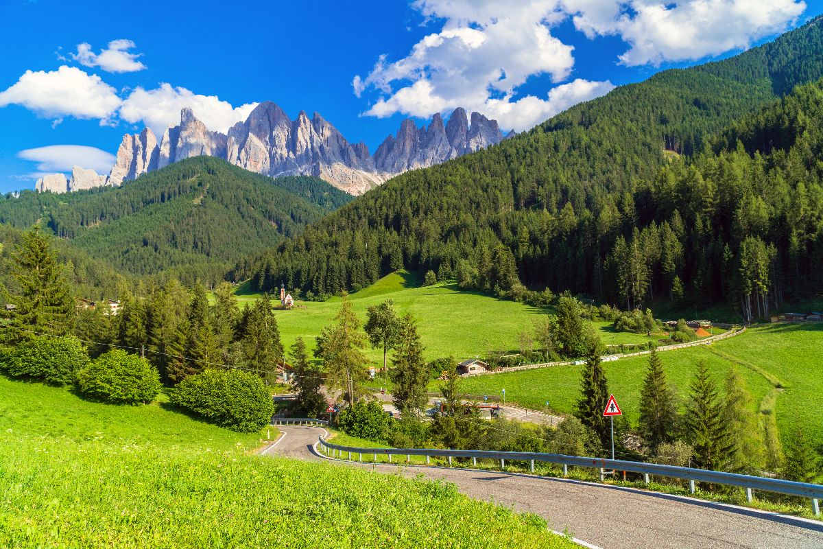 È la chiesetta più fotografata delle Alpi: ai piedi delle Odle c'è il luogo della fede a cui tutti dedicano uno scatto