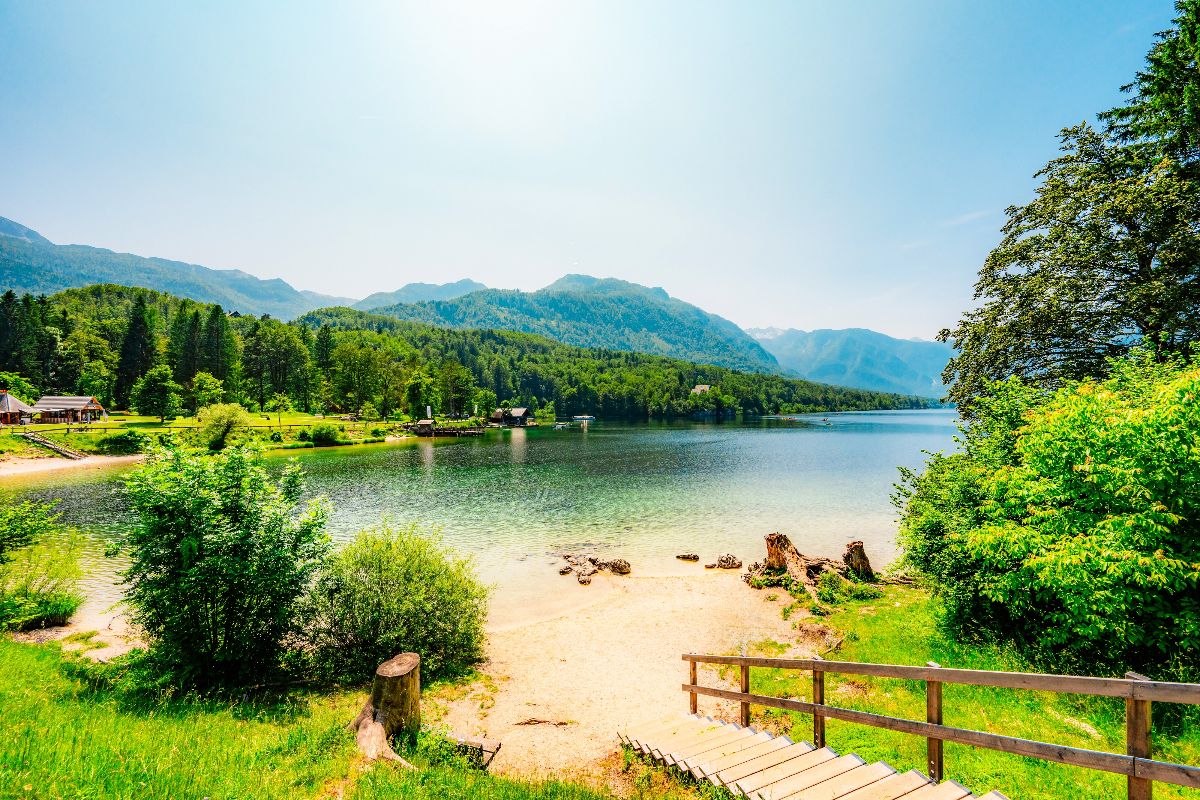 L'autentica alternativa al lago che tutti visitano è un gioiello selvaggio immerso tra le montagne 