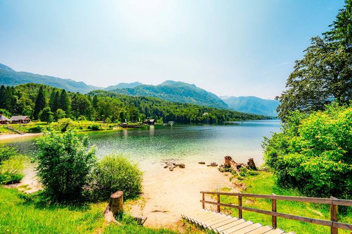 L'autentica alternativa al lago che tutti visitano è un gioiello selvaggio immerso tra le montagne