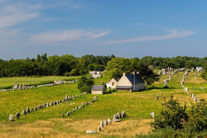Carnac, la Stonehenge francese dove la storia si tinge di mistero