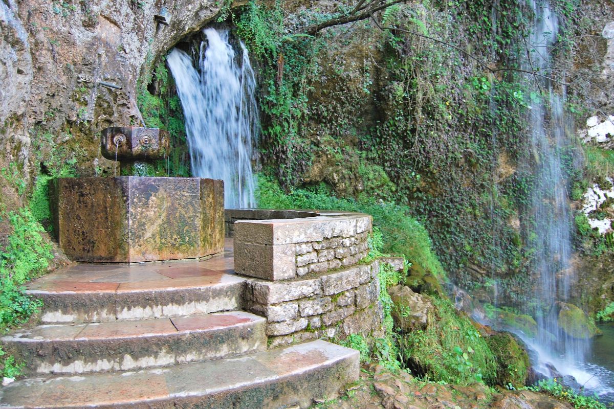 Se bevi la sua acqua ti sposi entro la fine dell'anno: è la fonte miracolosa di questo bellissimo santuario 