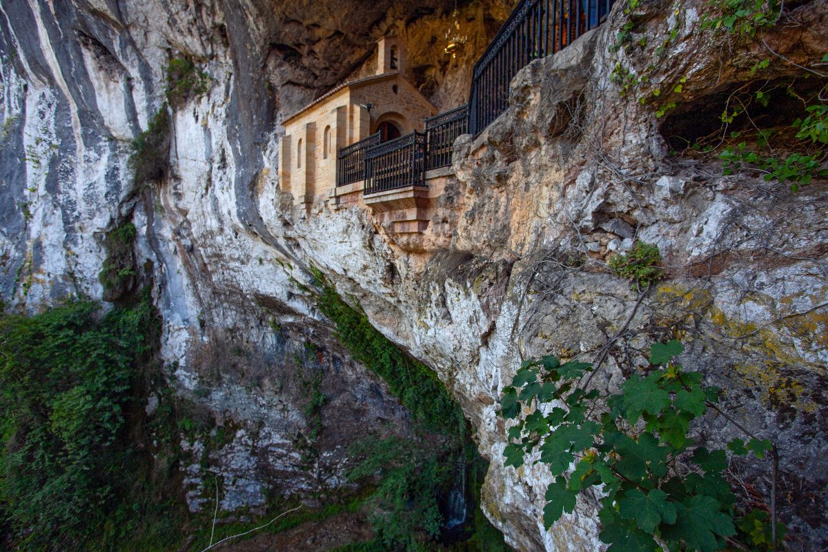 Se bevi la sua acqua ti sposi entro la fine dell'anno: è la fonte miracolosa di questo bellissimo santuario 