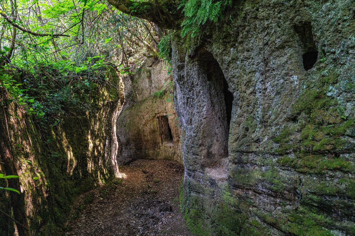 Vicino a Viterbo per scoprire un antico sito preistorico dove passeggiare tra cascate, grotte e vie cave