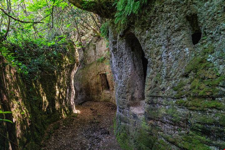 Vicino a Viterbo per scoprire un antico sito preistorico dove passeggiare tra cascate, grotte e vie cave
