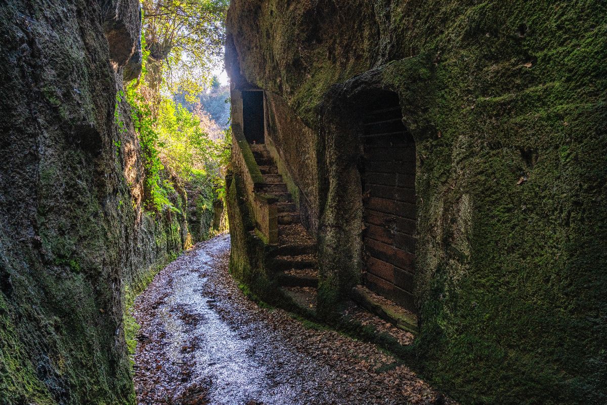 Vicino a Viterbo per scoprire un antico sito preistorico dove passeggiare tra cascate, grotte e vie cave