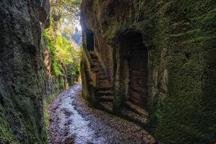 Vicino a Viterbo per scoprire un antico sito preistorico dove passeggiare tra cascate, grotte e vie cave