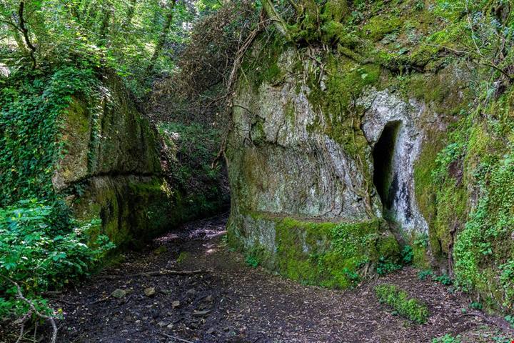 Vicino a Viterbo per scoprire un antico sito preistorico dove passeggiare tra cascate, grotte e vie cave