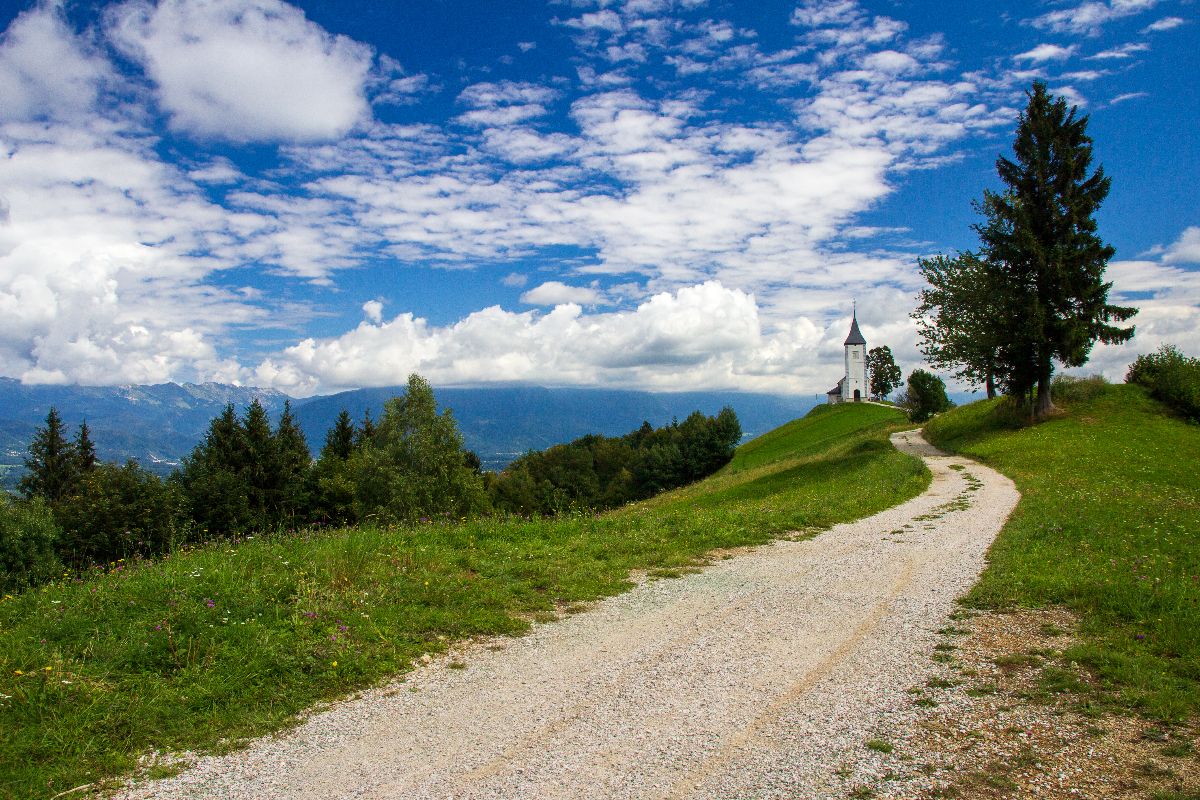 Così bella da sembrare dipinta: tutto il mondo viene qui per fotografare la chiesa solitaria sulla collina
