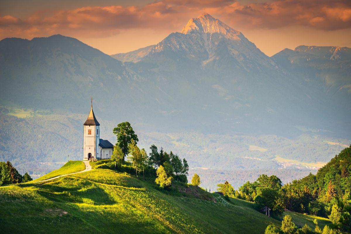 Così bella da sembrare dipinta: tutto il mondo viene qui per fotografare la chiesa solitaria sulla collina