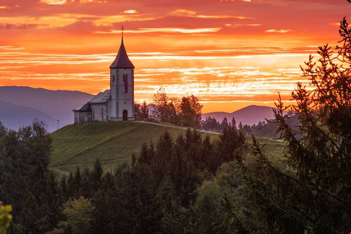 Così bella da sembrare dipinta: tutto il mondo viene qui per fotografare la chiesa solitaria sulla collina
