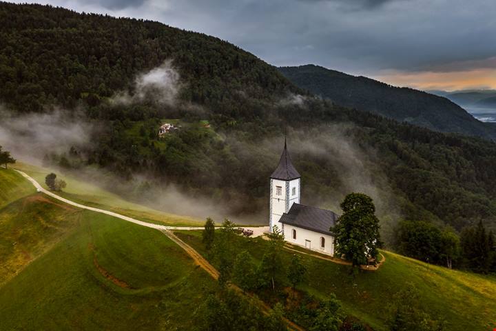 Così bella da sembrare dipinta: tutto il mondo viene qui per fotografare la chiesa solitaria sulla collina