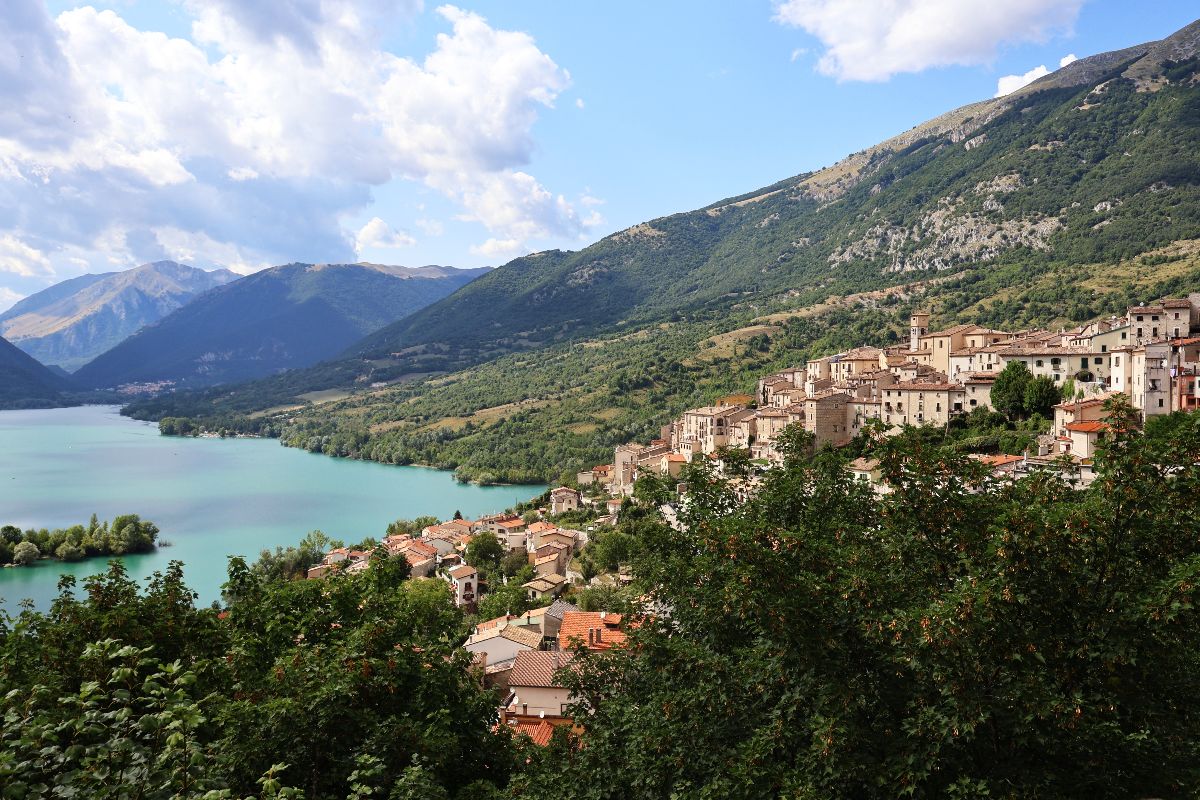 Lo chiamano il Borgo dei cerbiatti, ma non siamo sulle Alpi: questa montagna è più vicina di quanto pensi