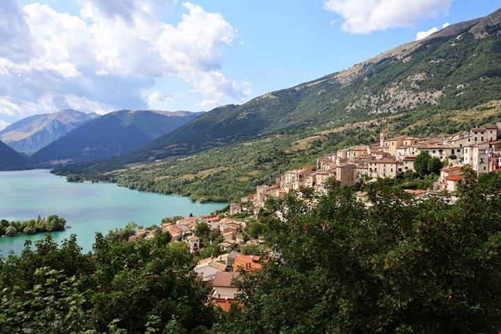 Lo chiamano il Borgo dei cerbiatti, ma non siamo sulle Alpi: questa montagna è più vicina di quanto pensi