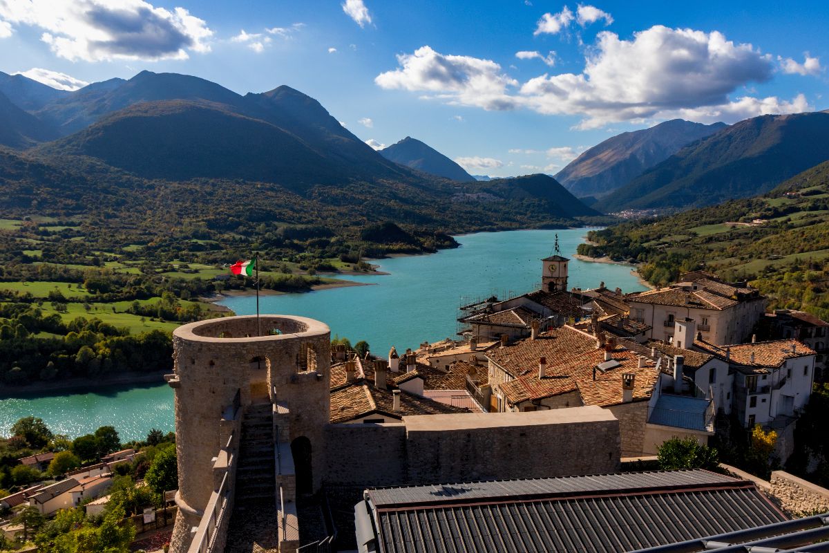 Lo chiamano il Borgo dei cerbiatti, ma non siamo sulle Alpi: questa montagna è più vicina di quanto pensi