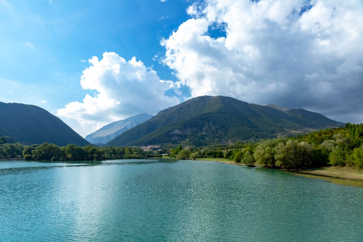 Lo chiamano il Borgo dei cerbiatti, ma non siamo sulle Alpi: questa montagna è più vicina di quanto pensi