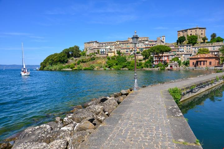 Il suo nome ti trarrà in inganno: questo borgo affacciato sul lago ti ricorda il museo più famoso di Napoli