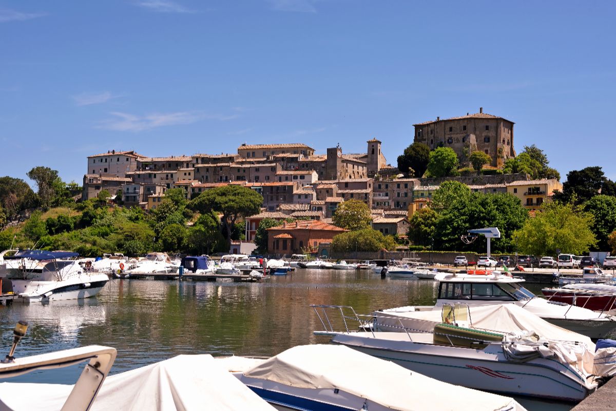 Il suo nome ti trarrà in inganno: questo borgo affacciato sul lago ti ricorda il museo più famoso di Napoli