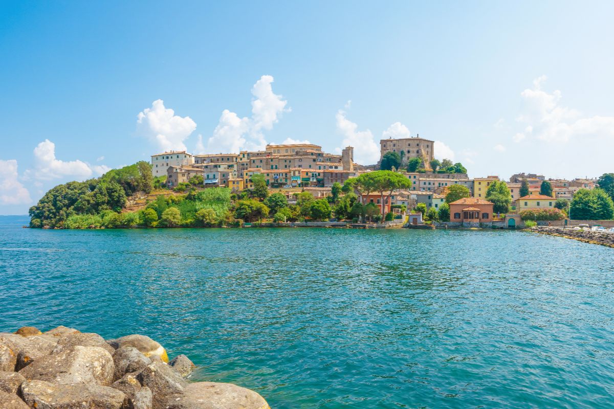 Il suo nome ti trarrà in inganno: questo borgo affacciato sul lago ti ricorda il museo più famoso di Napoli