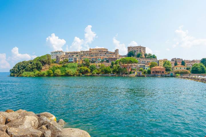 Il suo nome ti trarrà in inganno: questo borgo affacciato sul lago ti ricorda il museo più famoso di Napoli