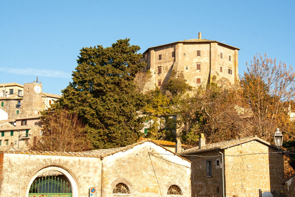 Il suo nome ti trarrà in inganno: questo borgo affacciato sul lago ti ricorda il museo più famoso di Napoli