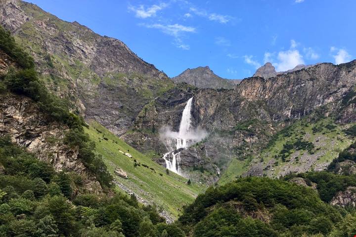 Da oggi torna a vivere la cascata più alta d'Italia: ritorna il salto di 315 metri nel cuore della Lombardia verde