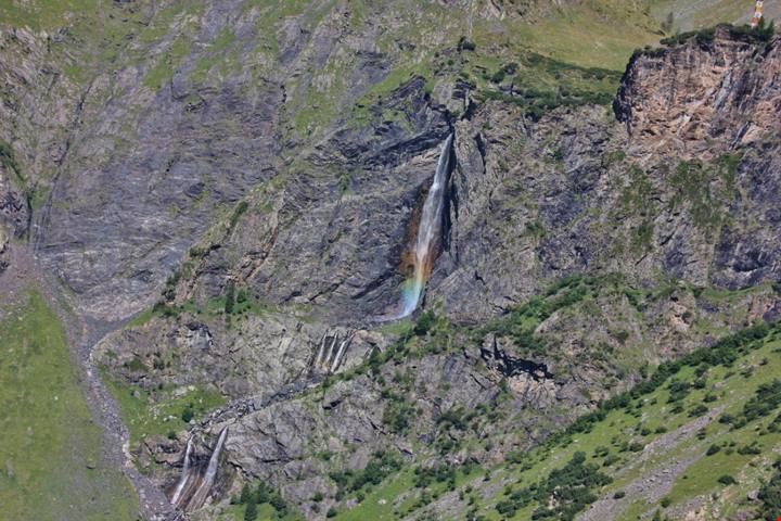 Da oggi torna a vivere la cascata più alta d'Italia: ritorna il salto di 315 metri nel cuore della Lombardia verde